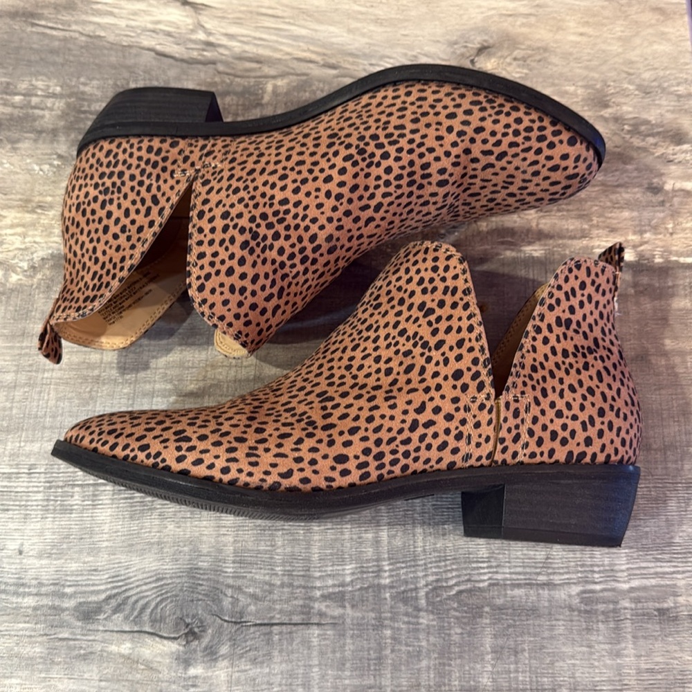 Universal Thread Tan and Black Ankle Booties - Picture 5 of 5